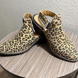 Very Volatile Leopard Patterned W Size 8 Leather Upper Slingback Boots